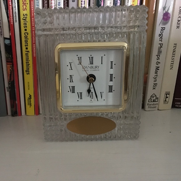Clock - Mantle - Picture 1 of 2